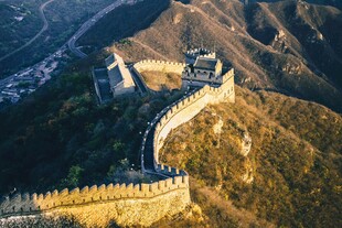 壮丽长城蜿蜒于山峦之间