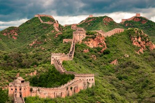 壮丽长城蜿蜒于青山之间