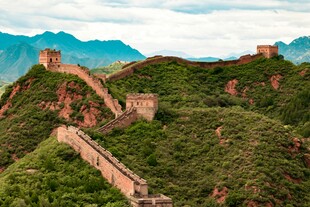 壮丽长城蜿蜒于青山之间