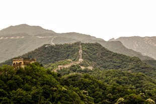 壮丽长城蜿蜒于青山间
