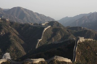 壮丽长城蜿蜒于山峦间
