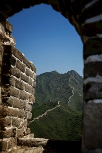 透过古长城拱门望壮丽山峦