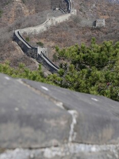 俯瞰蜿蜒长城壮丽景色