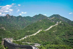 俯瞰雄伟长城与青山