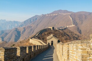 壮丽长城蜿蜒于山峦之间