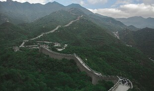 俯瞰蜿蜒雄伟的万里长城