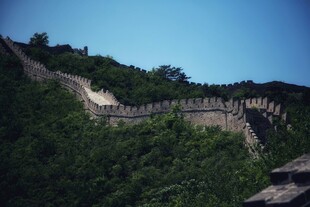 雄伟长城蜿蜒于青山间
