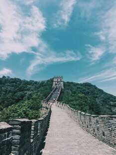 万里长城蜿蜒于青山蓝天间