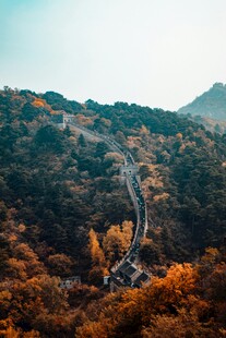 秋日山间蜿蜒的壮美道路