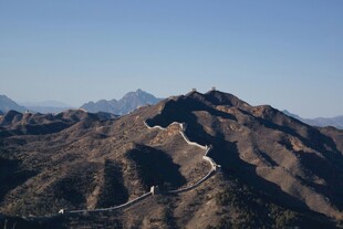 壮丽长城蜿蜒于山峦间