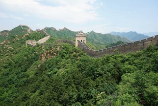 青山环抱中的雄伟长城