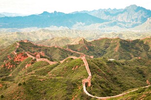 壮丽长城蜿蜒于青山之间