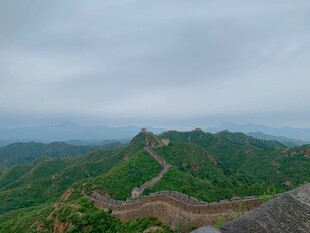 俯瞰雄伟蜿蜒的壮丽长城