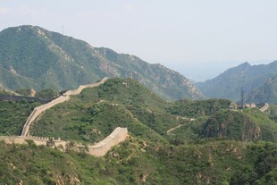 壮丽长城蜿蜒于青山间