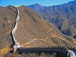壮丽长城蜿蜒于山峦之间