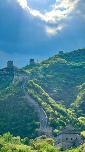 壮丽长城蜿蜒于青山之上