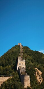 雄伟长城屹立青山之巅