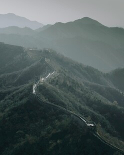 蜿蜒山路穿梭于青山之间