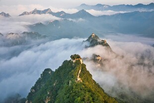 云海中的巍峨山峰
