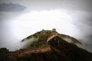 云雾缭绕中的雄伟长城