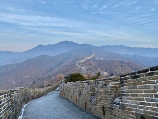 壮丽长城蜿蜒于山峦之间
