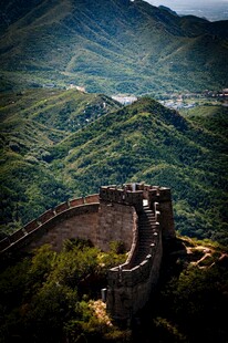 壮丽长城蜿蜒于山峦之间