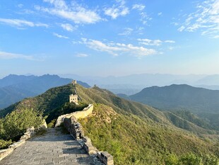壮丽长城蜿蜒于青山之间