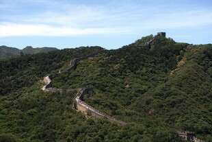 蜿蜒长城隐于葱郁山林