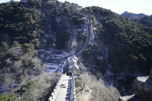 俯瞰蜿蜒山间步道美景