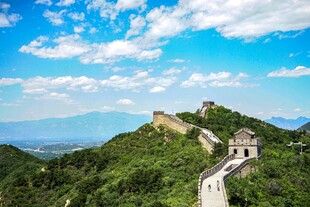 壮丽长城蜿蜒于青山之上