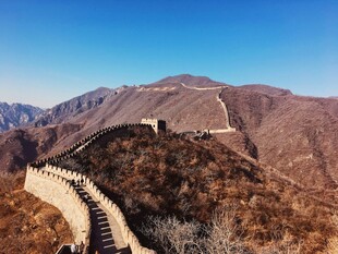 壮丽长城蜿蜒于山峦之间