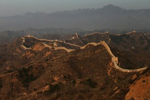 壮丽长城蜿蜒于山峦之间