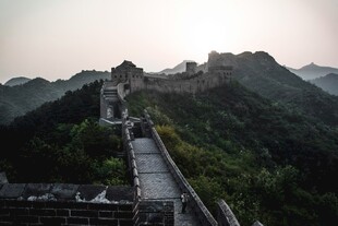 壮丽长城蜿蜒于山峦之间