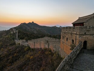 夕阳下的古老长城美景