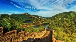 壮丽长城蜿蜒于青山绿水间