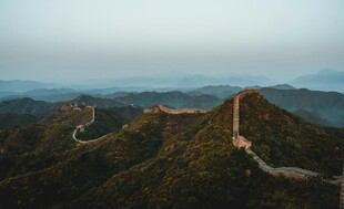 壮丽长城蜿蜒于山峦之间