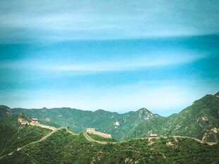壮丽长城蜿蜒于青山之间