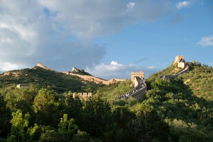 山峦绿意蓝天美景