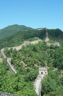壮丽长城蜿蜒于青山之间