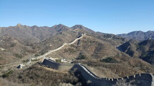 俯瞰雄伟壮观的万里长城