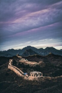 壮丽长城于山峦云海间