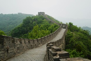 蜿蜒长城于青山间