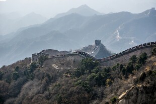 雄伟长城蜿蜒于山峦间