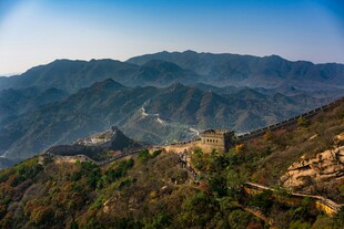 壮丽长城蜿蜒于山峦之间