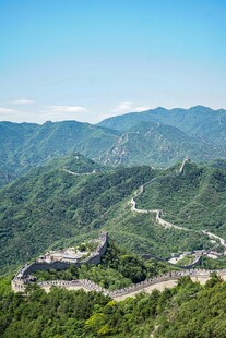 壮丽长城蜿蜒于青山之间