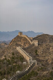 壮丽长城蜿蜒于山峦之间