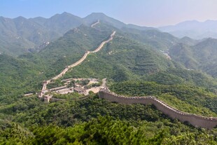 俯瞰壮丽长城蜿蜒青山间