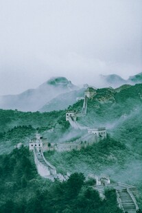 云雾缭绕中的壮美长城