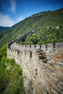 壮丽长城蜿蜒于青山之间