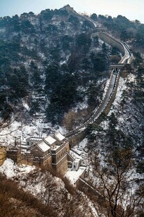 雪后蜿蜒长城壮美景观